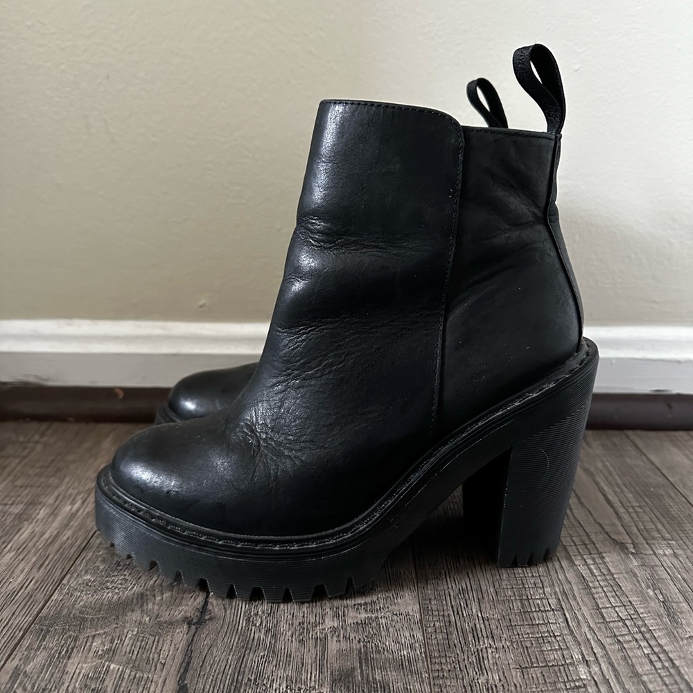 DOC MARTENS MAGDALENA HEELED BOOT